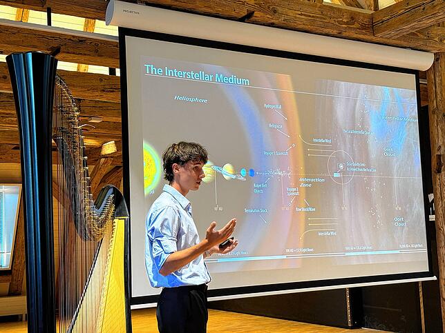 Samuel Kratzer, Preisträger in der Kategorie Naturwissenschaft, entführt die Zuhörer mit seinem Vortrag ins Universum.