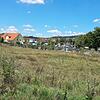 Auf dieser Wiese in Markdorf-Süd direkt neben dem Spielplatz (im Hintgergrund) wird ein Kindergarten für sechs Gruppen entstehen.