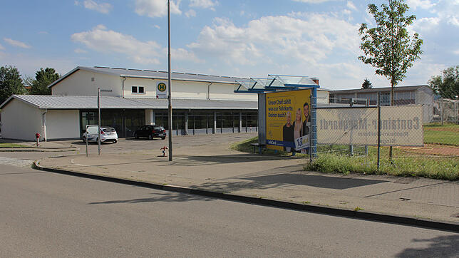 Die Asphaltfläche oberhalb der Donauhalle und die Bushaltestelle an der Bachzimmerer Straße werden in die Sanierungsmaßnahmen ...