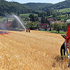 Mit einem Großaufgebot bekämpfen die Kameraden den Flächenbrand bei Epfenhofen. Bild: Reiner Baltzer