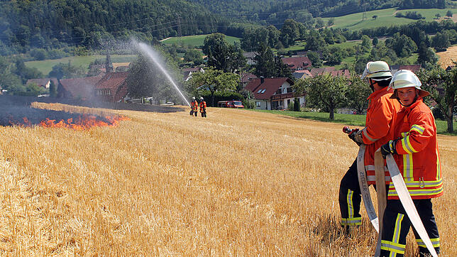 Mit einem Großaufgebot bekämpfen die Kameraden den Flächenbrand bei Epfenhofen.