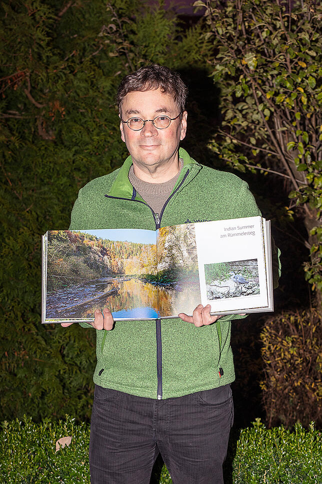 Gabriel Schropp mit einer druckfrischen Ausgabe des Bildbandes. Die erste Auflage des im Freiburger Herder-Verlag erschienenen Werkes ...