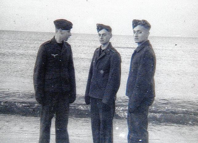 Gerold Rotzler (Mitte) an der Ostsee kurz vor Weihnachten 1944. Links von ihm Bruno Schildknecht, der einige Tage vor Kriegsende in ...
