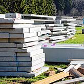 Im Eingangsbereich warten die Betonelemente für das neue Gebäude darauf, aufgestellt zu werden.