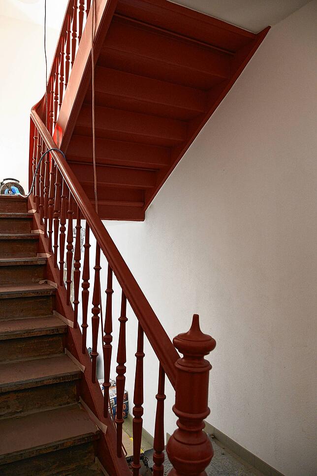 Auch dieses Detail habe man erhalten, sagt Reiner Kupprion: Die historische Treppe erfüllt weiter ihren Zweck.