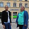 Hauseigentümerin Susanne Draenert (links) und Barbara Bücken von Markdorf Marketing wissen auch nicht genauer, warum das „Knusperhäusle“ ...
