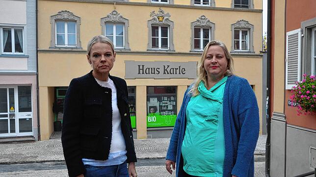 Hauseigentümerin Susanne Draenert (links) und Barbara Bücken von Markdorf Marketing wissen auch nicht genauer, warum das „Knusperhäusle“ ...
