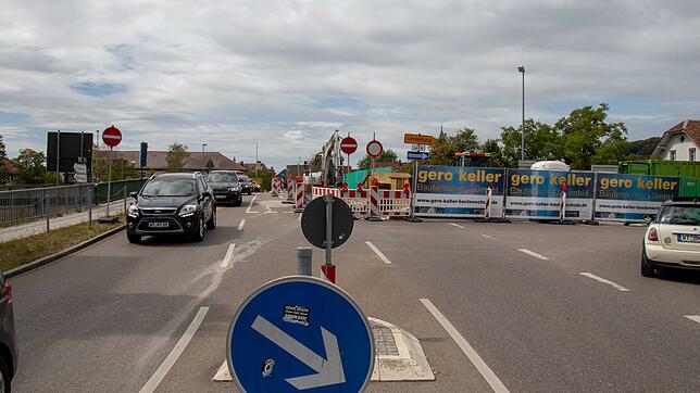 Die Sanierung der ersten Brückenseite hat begonnen. Der Verkehr wird umgeleitet und von der Kolpingbrücke in Richtung Friedrichstraße ...