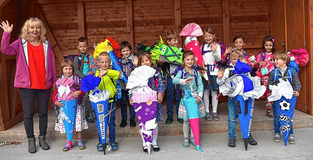 Die Erstklässler der Grundschule Aasen mit ihrer Lehrerin Ulrike Holzer.
