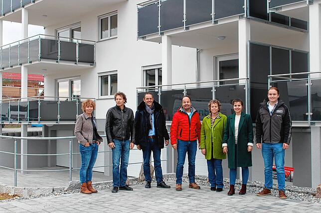 Hier ist sozialer Wohnraum entstanden: Antonie Schäuble, Jörg Fiedler, Stefan Keil, Markus Kiewel, Christine Kiewel, Sarah Kiewel und ...