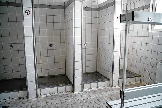 In einer Gemeinschaftsdusche können sich die Gefangenen von Schweiß und Schmutz befreien.