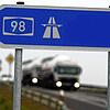 Das Hinweisschild weist die Auffahrt der Südharzautobahn A98 hin.