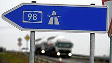 Das Hinweisschild weist die Auffahrt der Südharzautobahn A98 hin.