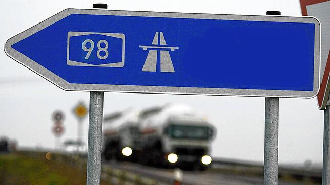 Das Hinweisschild weist die Auffahrt der Südharzautobahn A98 hin.