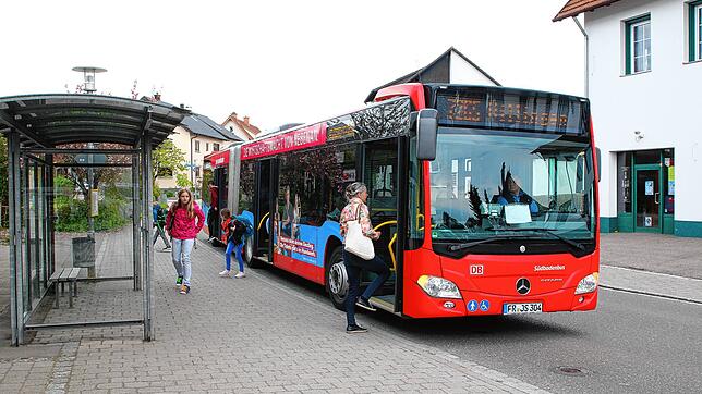 Diese Bushaltestelle in der Hindenburgstraße ist eine derjenigen, die in Mönchweiler barrierefrei ausgebaut werden sollen. Wie auf ...