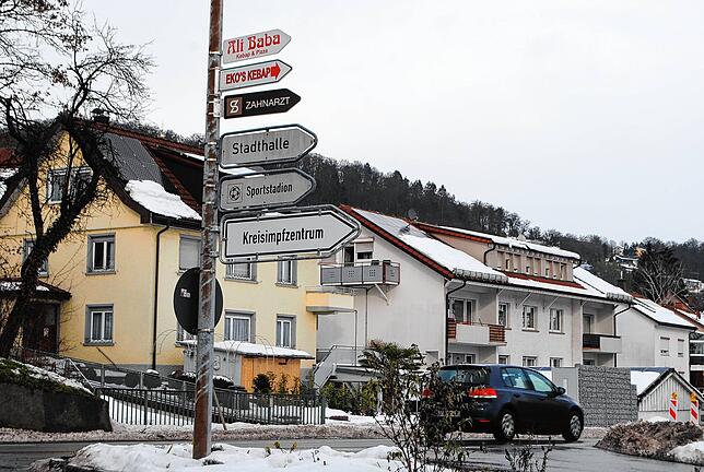 Ein Schild weist an der Klettgaustraße in Tiengen den Weg zum Kreisimpfzentrum.