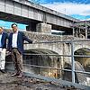 Stadtammann Herbert Weiss, Energiedienst-Chef Jörg Reichert und Bürgermeister Ulrich Krieger (von links) am Donnerstag im Kraftwerk ...