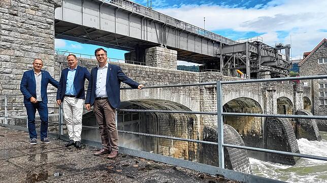 Stadtammann Herbert Weiss, Energiedienst-Chef Jörg Reichert und Bürgermeister Ulrich Krieger (von links) am Donnerstag im Kraftwerk ...