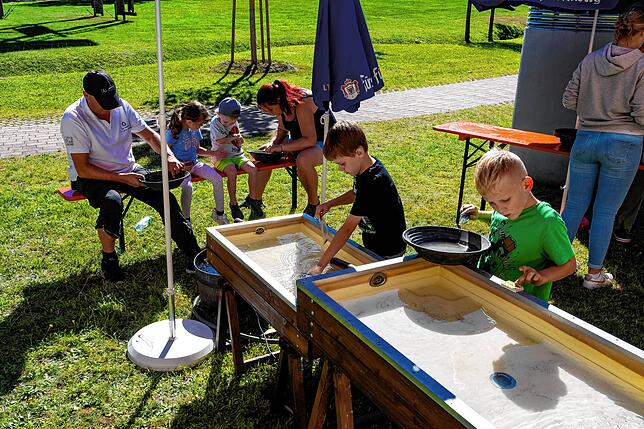 Auch Goldwaschen wird zum Weltkindertag geboten.