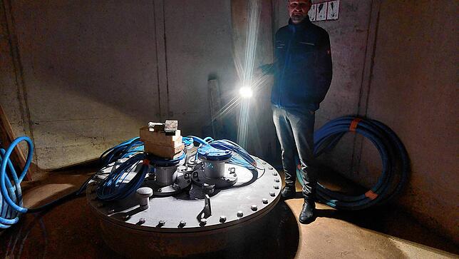Kai Baudis, Leiter der Donaueschinger Wasserwerke, beleuchtet mit einer Taschenlampe den neuen Brunnenkopf. Die Bohrung darunter reicht ...