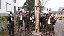 „Jetzt stoht de Narrebom!“ Die Baumsteller freuen sich über einen reibungslosen Ablauf in Görwihl.