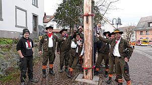 „Jetzt stoht de Narrebom!“ Die Baumsteller freuen sich über einen reibungslosen Ablauf in Görwihl.