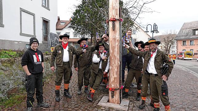 „Jetzt stoht de Narrebom!“ Die Baumsteller freuen sich über einen reibungslosen Ablauf in Görwihl.