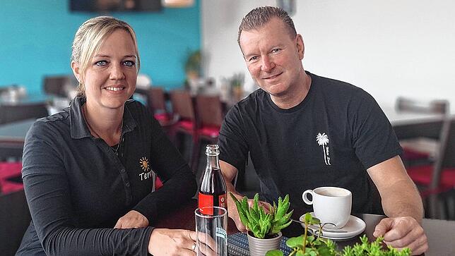 Silvia Minde und Oliver Krüger im Gastraum der Terrasse Dingelsdorf. Hier werden bis 20. Dezember einige Evens stattfinden.