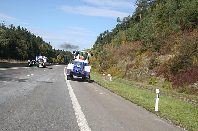 Bild 36: Bilder vom Abtransport des Felsbrockens auf der A81 nach dem Unfall nahe Trossingen