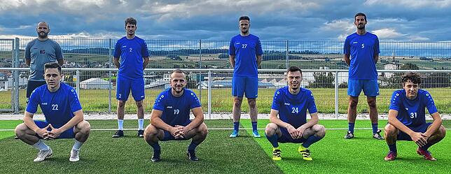 FC Erzingen und seine Neuen: (hinten, von links) Trainer Klaus Gallmann, Christian Pipinic, Dominik Flum, Edon Kadrija sowie (vorn, von ...