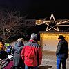 Im Singener Stadtteil Friedingen wurde das erste Adventsfenster bereits am Sonntag zum Ersten Advent geöffnet.
