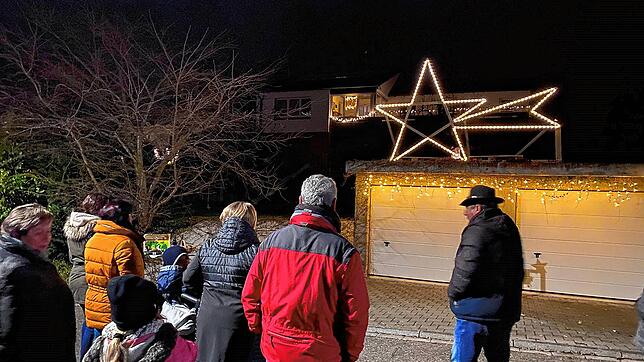 Im Singener Stadtteil Friedingen wurde das erste Adventsfenster bereits am Sonntag zum Ersten Advent geöffnet.