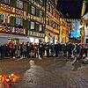 Über 200 Menschen nehmen am Abend des Fasnetssonntags auf dem Meersburger Marktplatz an der Mahnwache gegen den Krieg in der Ukraine teil.
