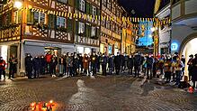 Über 200 Menschen nehmen am Abend des Fasnetssonntags auf dem Meersburger Marktplatz an der Mahnwache gegen den Krieg in der Ukraine teil.