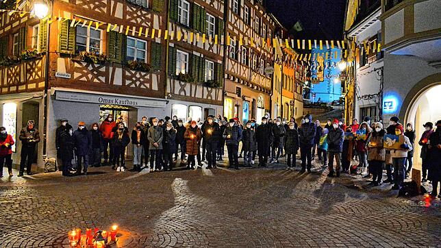 Über 200 Menschen nehmen am Abend des Fasnetssonntags auf dem Meersburger Marktplatz an der Mahnwache gegen den Krieg in der Ukraine teil.