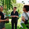 Anna Theiss (Mitte) berät Marlene (links) und Sabine Heubach aus Welschingen und Singen.