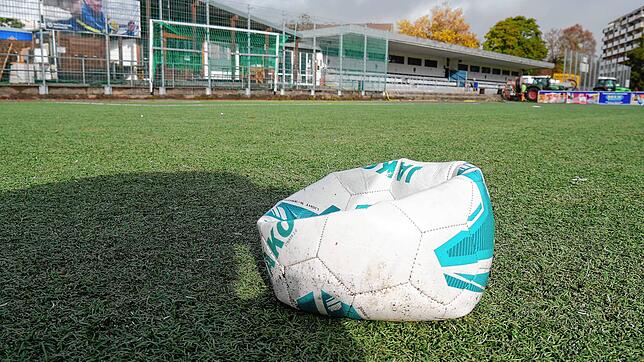 Den Kunstrasenplätzen in Singen soll es nicht so gehen, wie diesem Fußball, dem die Luft ausgegangen ist. Vor allem der ...