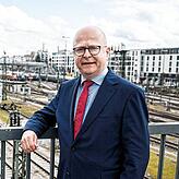 Michael Theurer, Parlamentarischer Staatsekretär im Verkehrsministerium und Schienenverkehrsbeauftragter der Bundesregierung, überbringt ...