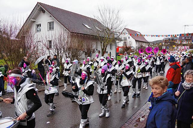 Die Guggenmusik Schnörriplätzer Reckingen präsentierte stolz ihr neues voll abgespactes Kostüm.