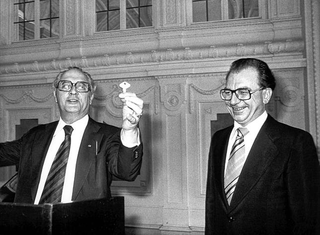 Karl Schiess auf einer Archivaufnahme: Der scheidende Amtsinhaber (l) übergibt den Amtsschlüssel an seinen Nachfolger Lothar Späth, der ...