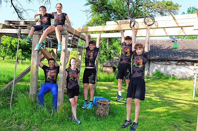 Die Bähringer Wildsaue freuen sich auf den Laien Man (oben, von links): Milo Büns und Amy Kerek sowie (unten) Bernhard Kerek, Janina ...