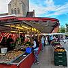 Der Wochenmarkt ist samstags und über die Sommermonate auch dienstags ein Anlaufpunkt, um regionale Produkte direkt vom Erzeuger zu ...
