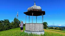 Orstvorsteher Klaus Müller auf der Hermannschau in Ühlingen. Von hier kann man alle acht Ortsteile von Ühlingen-Birkendorf sehen. Foto: ...