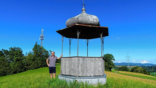 Orstvorsteher Klaus Müller auf der Hermannschau in Ühlingen. Von hier kann man alle acht Ortsteile von Ühlingen-Birkendorf sehen. Foto: ...