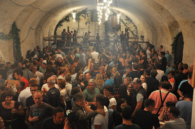 In Bermatingen wird beim Weinfest unter freiem Himmel und im Weinkeller gefeiert (Archivbild).