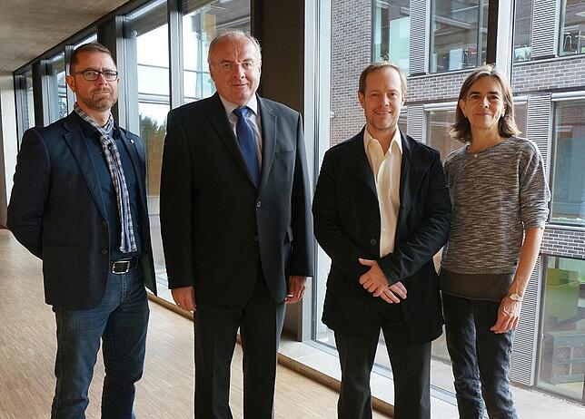 Schulische Kooperation: Thomas Ackermann (von links, Leiter des Studiums an Justus-von-Liebig-Schule Waldshut), Thomas Gehr ...