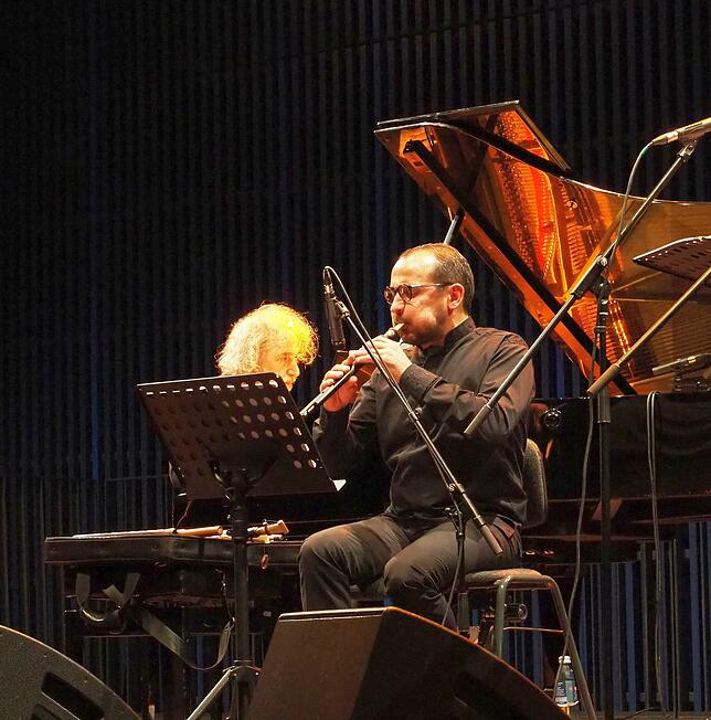 Virtuoser Holzbläser des Naghash Ensembles ist Emmanuel Hovhannisyan; er beherrscht souverän vier Instrumente. John Hodian (im ...