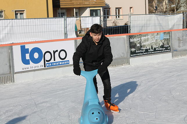 Bild 21: Werkrealschüler genießen die Blumberger Eisbahn