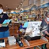 Mit Charme, Maske und genügend Abstand übergeben Kristina Deike und Nicola Benz hier schon einmal bestellte Bücher. Ab Montag dürfen ...