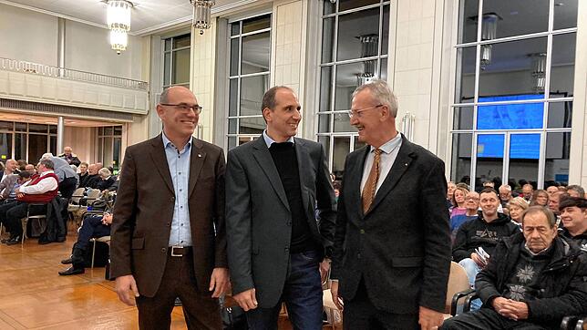 Im Bürgersaal in Singen (von links): Gerd Burkert (Geschäftsführer der Energieagentur Kreis Konstanz), Florian Zimmermann ...
